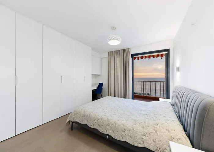 Sea-View Sunrise Condo Close Beaches And Monaco